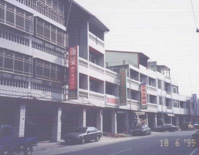 Street front building with arcade at the first floor (contemporary construction)