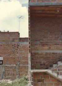 Non-engineered unreinforced brick masonry building 