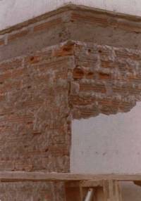 Non-engineered unreinforced brick masonry building 