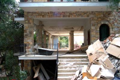 Reinforced concrete frame building with an independent vertical extension