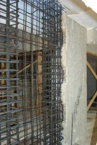 Reinforced concrete frame building with an independent vertical extension