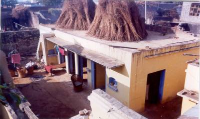 Unreinforced brick masonry with flat roof 