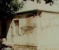 Unreinforced brick masonry with flat roof 