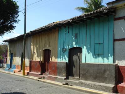 Vivienda de Minifalda (Wooden houses with heavy bases) 